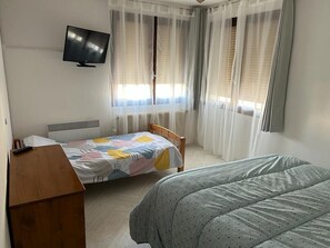 1 chambre, fer et planche à repasser, draps fournis