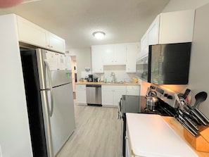 Réfrigérateur, four à micro-ondes, un four, surface de cuisson