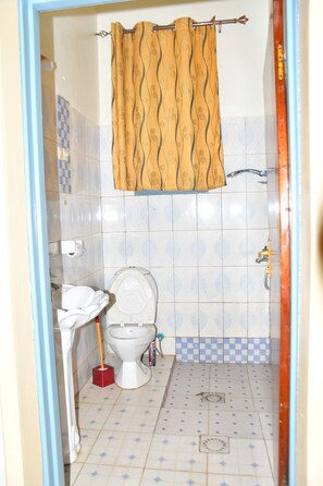 Shower, towels, soap, toilet paper - Comfort Room in Kigali (Kigali)
