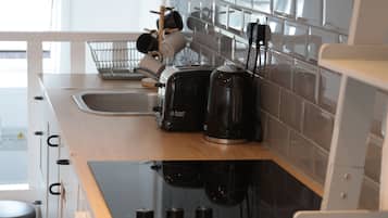 City Apartment | Private kitchen | Mini-fridge, microwave, stovetop, toaster