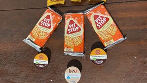 Tre pacchetti di biscotti 'PIT STOP' e due pacchetti di caffè 'Caffitaly'.