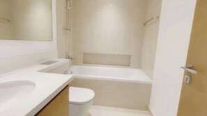 Asciugacapelli, asciugamani, sapone, carta igienica