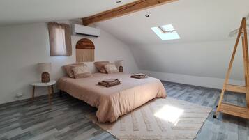 2 chambres, bureau, fer et planche Ă repasser, lit parapluie