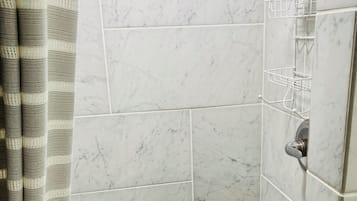 Douche, sèche-cheveux, serviettes fournies, savon