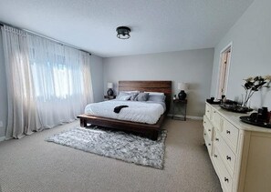 4 bedrooms, iron/ironing board, free WiFi, bed sheets - 4-bedroom vacation home 18 minutes from Mall of America (Savage)