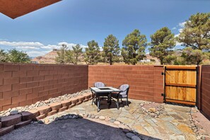 Outdoor dining - River Rock Studio w/private courtyard, 20 minutes to Zion (Virgin)