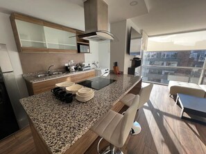 Kühlschrank, Ofen, Toaster, Kochgeschirr/Geschirr/Besteck