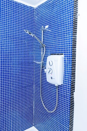 House | Bathroom | Combined shower/bathtub, deep-soaking bathtub, hair dryer, towels