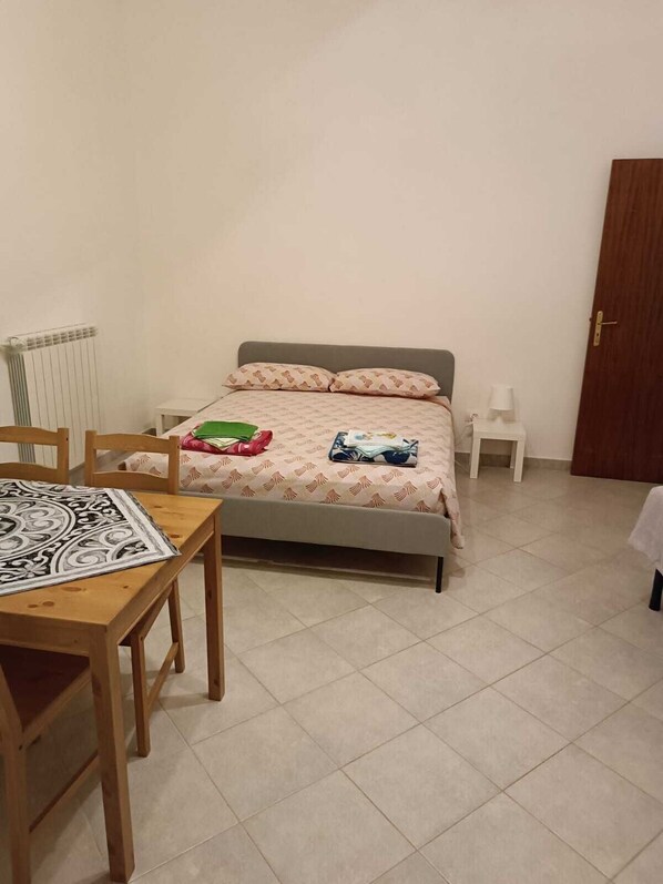 1 habitación, escritorio, wifi y ropa de cama 