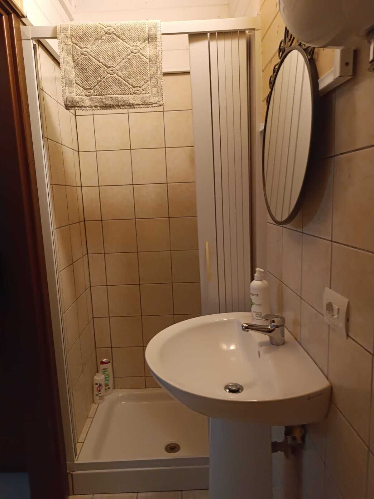 Douche, articles de toilette gratuits, sèche-cheveux, bidet