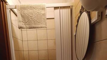 Douche, articles de toilette gratuits, sĂšche-cheveux, bidet