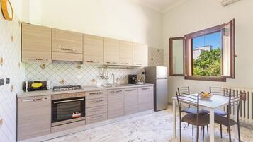 Frigorifero, piano cottura, macchina per tè/caffè