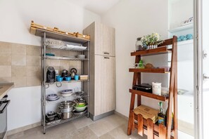 Frigorífico, placa de cocina, cafetera o tetera y utensilios de cocina