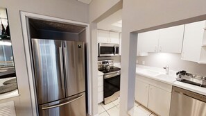 Geschirrspüler, Küchenrolle, Esstisch