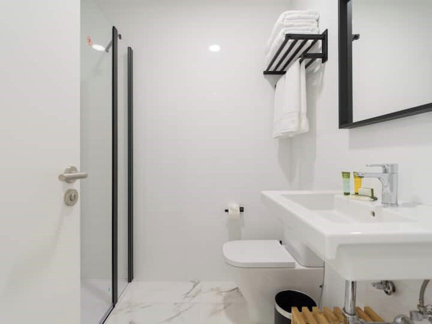 Suihku, hiustenkuivaaja, pyyhkeet, saippua