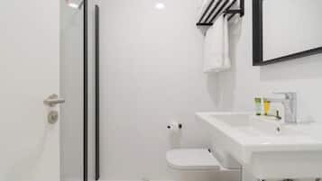 Suihku, hiustenkuivaaja, pyyhkeet, saippua