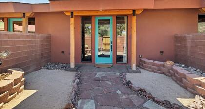 Canyon Studio w/ private courtyard, 20 minutes from Zion
