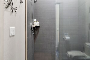 Asciugacapelli, asciugamani, sapone, shampoo