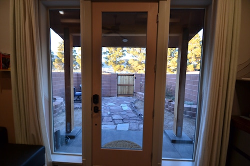 Canyon Studio w/ private courtyard, 20 minutes from Zion