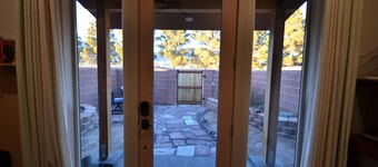 Canyon Studio w/ private courtyard, 20 minutes from Zion