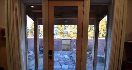 Canyon Studio w/ private courtyard, 20 minutes from Zion