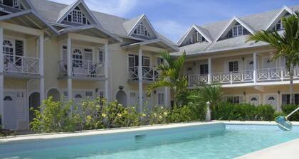 Cozy Caribbean Paradise Getaway with Pool. Come for the Sea, Sand and Sun
