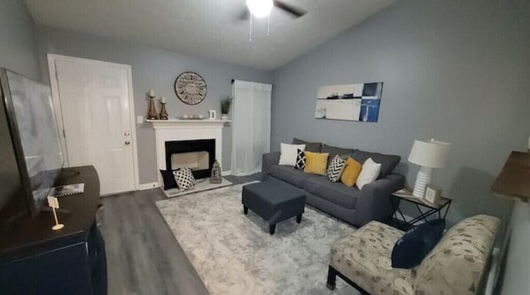 Smart TV, books - The Cottage in Conyers (Conyers)