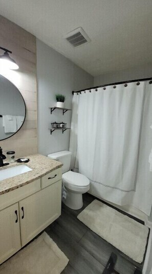 Douche, serviettes fournies, savon, papier de toilette