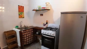 Fridge, oven, stovetop, coffee/tea maker