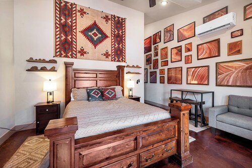 Sandstone Studio w/Private Courtyard, 20 minutes from Zion
