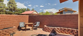 Sandstone Studio w/Private Courtyard, 20 minutes from Zion