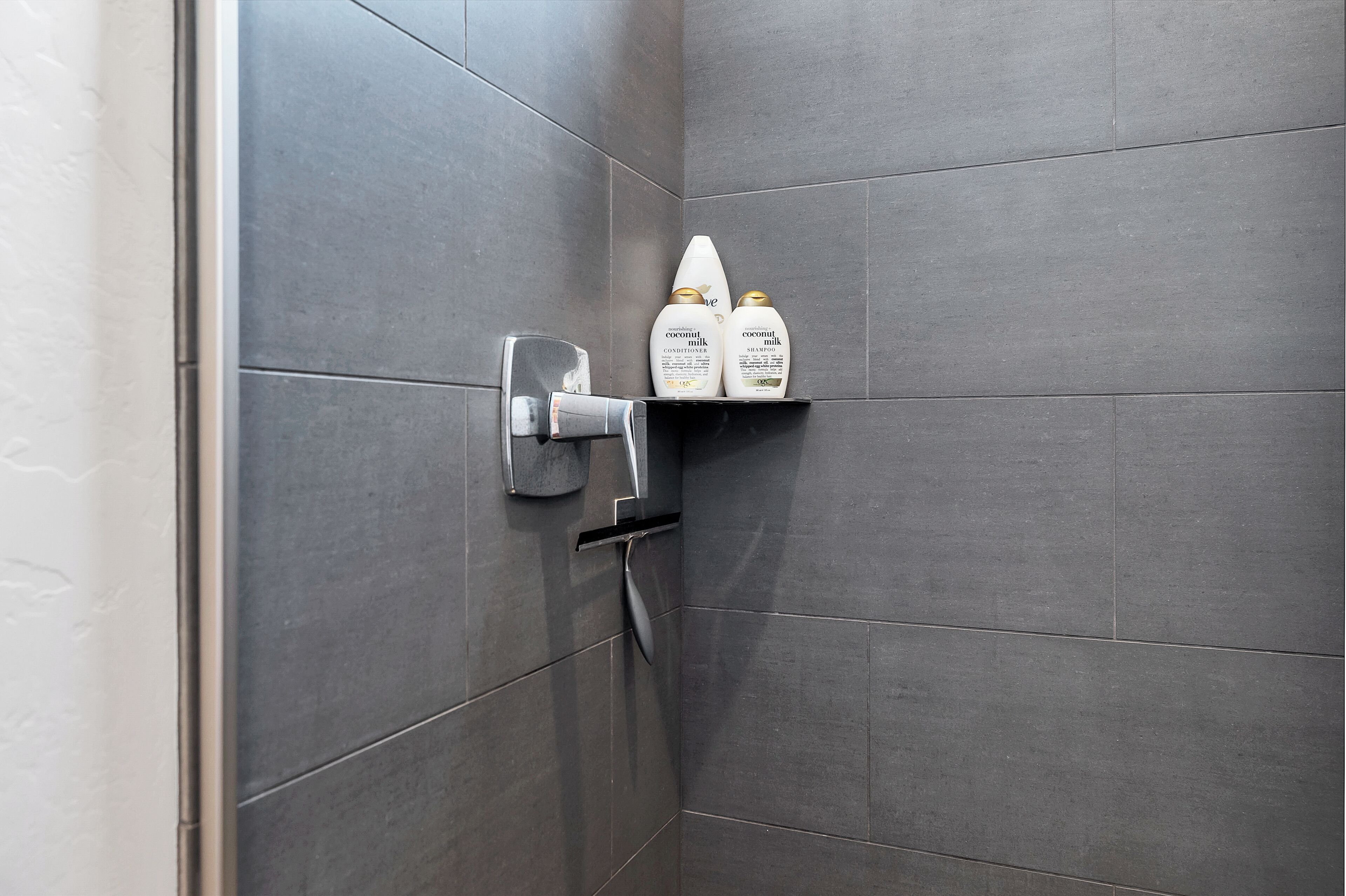 Een haardroger, handdoeken, zeep, shampoo