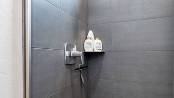 Een haardroger, handdoeken, zeep, shampoo