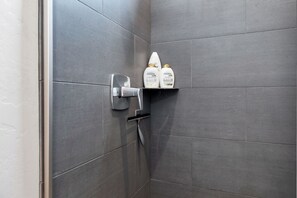 Hair dryer, towels, soap, shampoo - Sandstone Studio w/Private Courtyard, 20 minutes from Zion (Virgin)