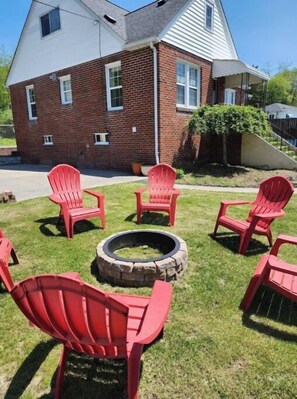 Terrace/patio - Hop's Spot Hatfield-McCoy Trail (Bluefield)