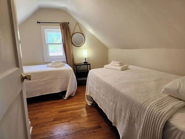 3 bedrooms, iron/ironing board, WiFi, bed sheets - Hop's Spot Hatfield-McCoy Trail (Bluefield)