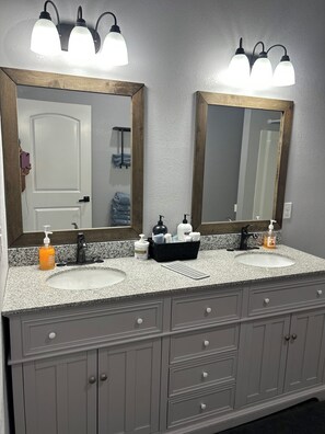 Douche, sèche-cheveux, serviettes fournies, savon