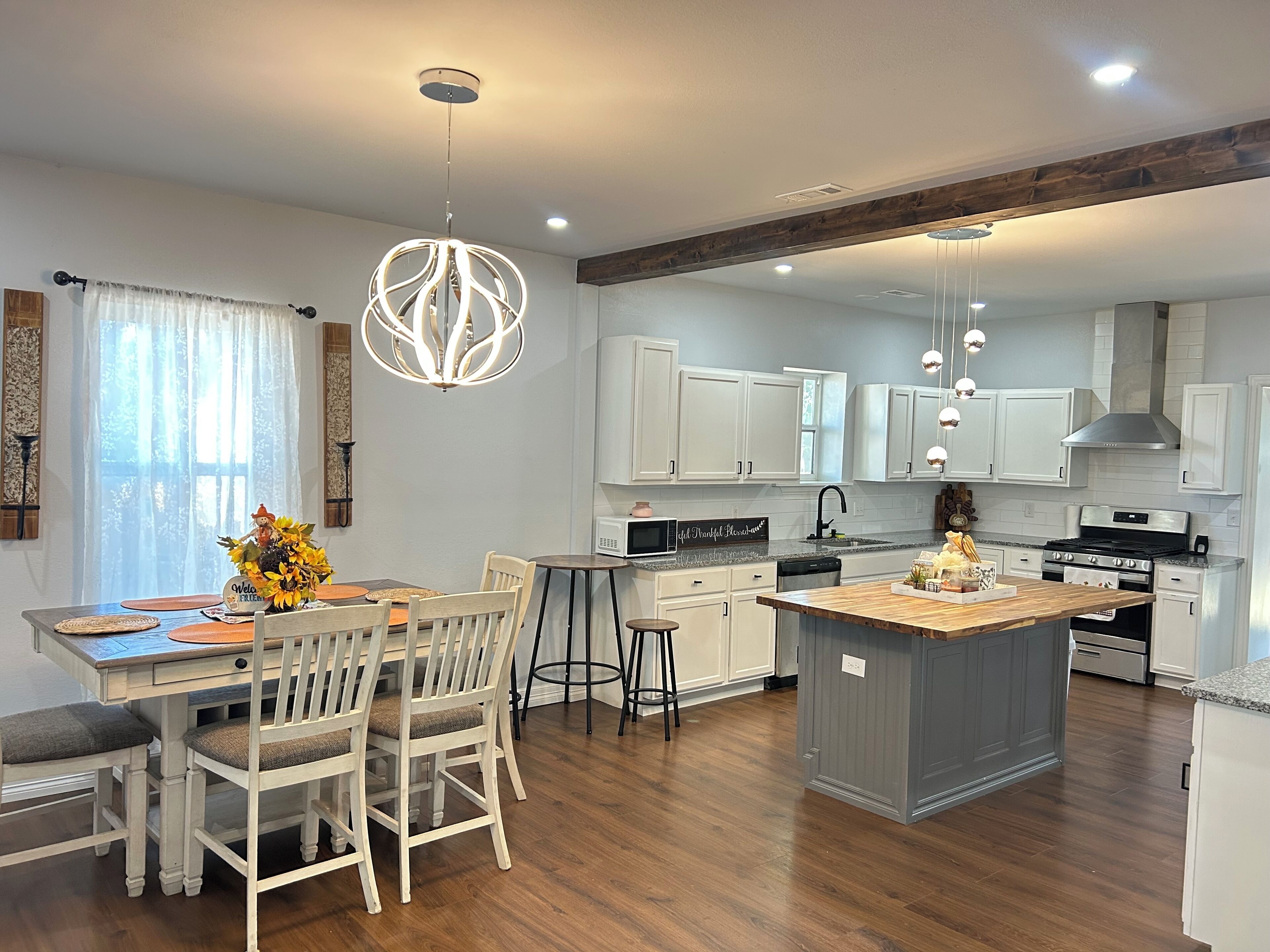 冷蔵庫、電子レンジ、オーブン、コンロ