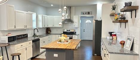 ثلاجة، ميكروويف، فرن، موقد طهي مسطح