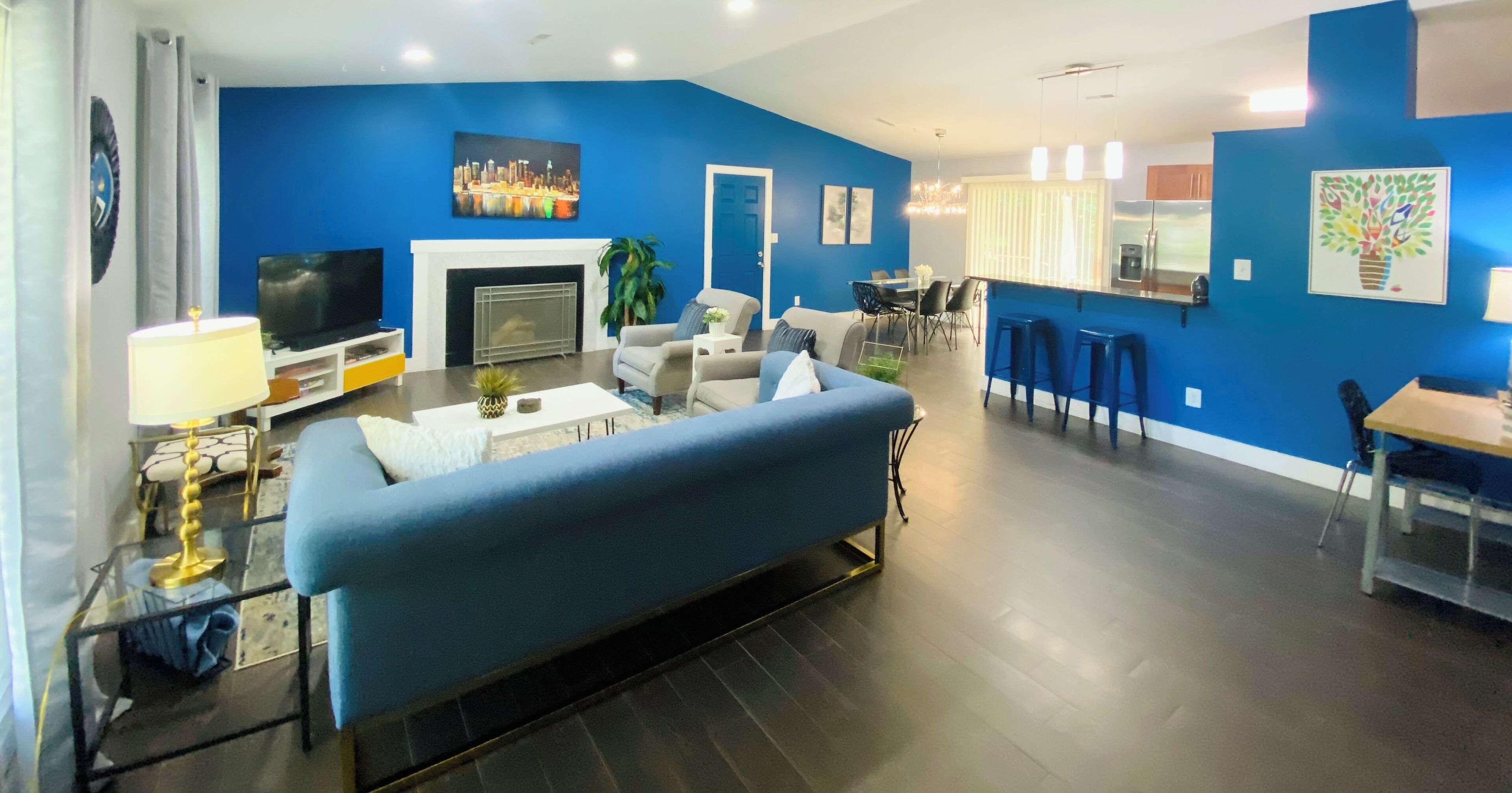 Dogs welcome 3Bd/2BA fenced in with a king bed -15 min to uptown!