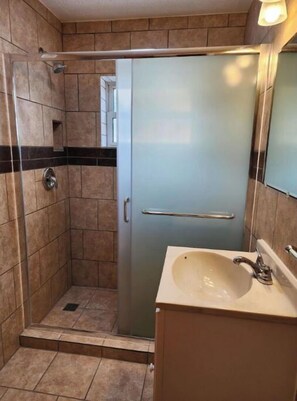 Dusche, Haartrockner, Handtücher, Seife