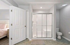 Shower, hair dryer, towels, soap - Disney themed house with heated private pool. 15 minutes from Disney (Davenport)