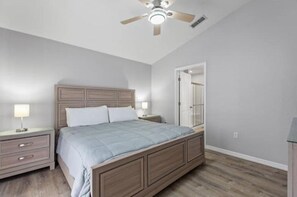 4 عدّة غرف نوم و مكواة/لوح كي وواي فاي وملاءات أسرّة