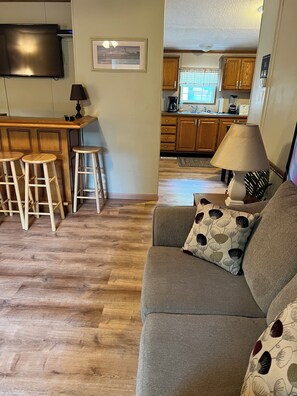 Living area - 3 Bedroom 2 Bath Home in Island Club - Sleeps 8 - IC84 - Pool Access, w/ Linens (Put-in-Bay)