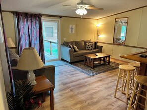 Living area - 3 Bedroom 2 Bath Home in Island Club - Sleeps 8 - IC84 - Pool Access, w/ Linens (Put-in-Bay)