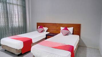 Kamar Twin Deluks | Meja kerja dan seprai linen