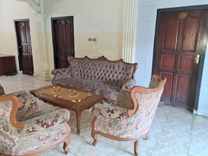 Lobby sitting area - Hotel O Tepian Batang Hari (Jambi)