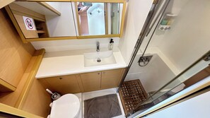 Hiustenkuivaaja, pyyhkeet, saippua, sampoo