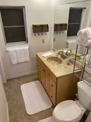 Secadora de cabello, toallas, jabón, papel de baño 