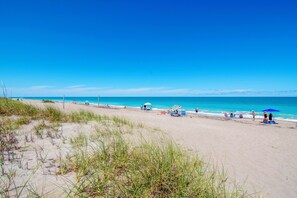 Beach - Beach Front Condo in Ocean Villages with King Size Bed (Fort Pierce)